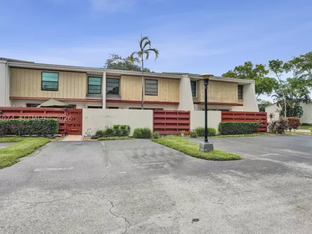 3-bedroom home for sale in Hollywood - 3003 Lakewood Ln - MondialRealty