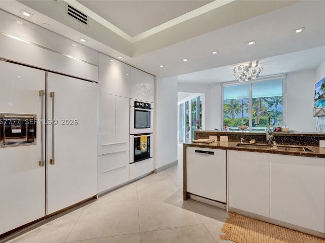 3-bedroom condo for sale in Aventura - 21200 Point Place 403 - MondialRealty