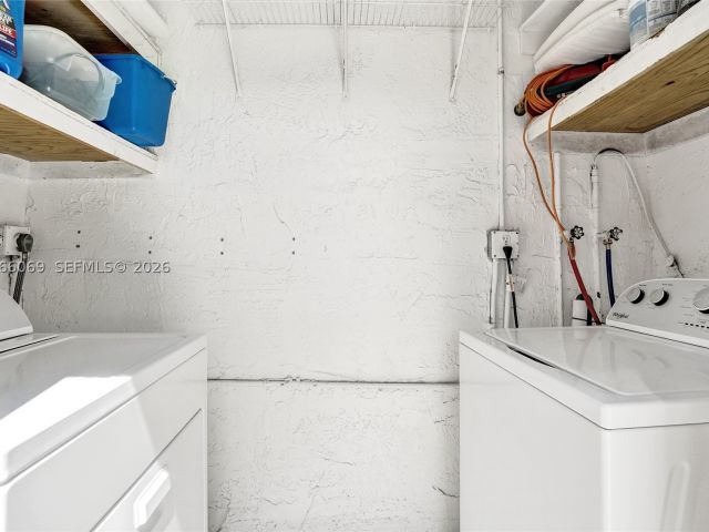 3-bedroom home for sale in Hollywood - 2999 Lakewood Ln - MondialRealty