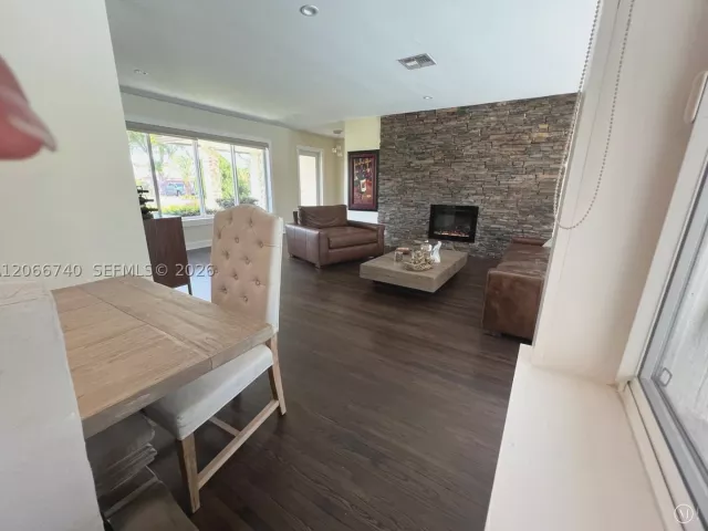 3-bedroom home for sale in Hollywood - 3460 Buchanan St - MondialRealty