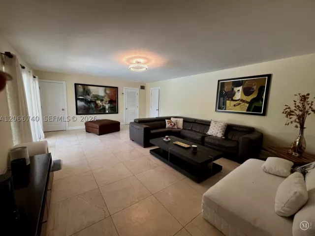 3-bedroom home for sale in Hollywood - 3460 Buchanan St - MondialRealty