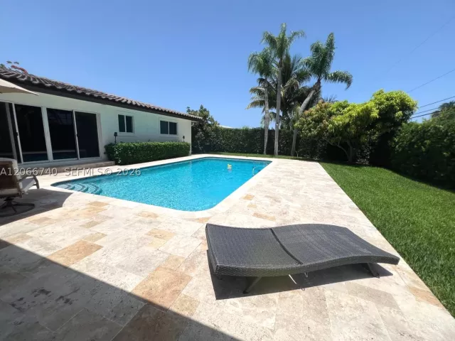 3-bedroom home for sale in Hollywood - 3460 Buchanan St - MondialRealty