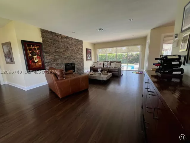 3-bedroom home for sale in Hollywood - 3460 Buchanan St - MondialRealty