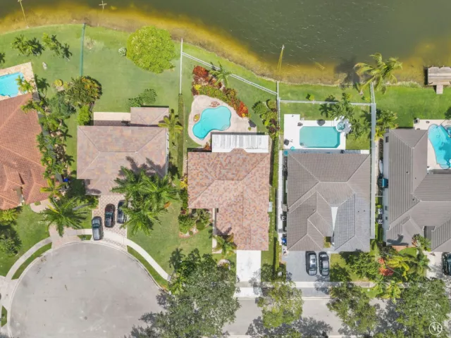 4-bedroom home for sale in Pembroke Pines - 2325 NW 186th Avenue - MondialRealty
