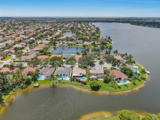 4-bedroom home for sale in Pembroke Pines - 2325 NW 186th Avenue - MondialRealty