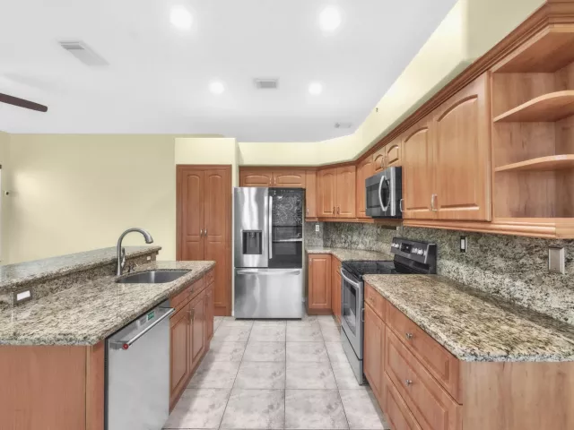 4-bedroom home for sale in Pembroke Pines - 2325 NW 186th Avenue - MondialRealty