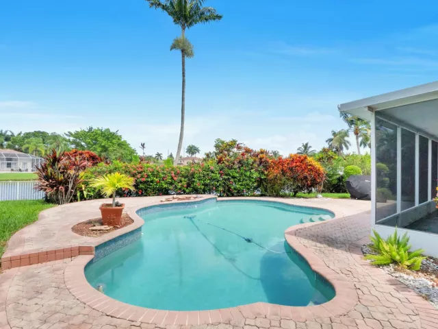 4-bedroom home for sale in Pembroke Pines - 2325 NW 186th Avenue - MondialRealty