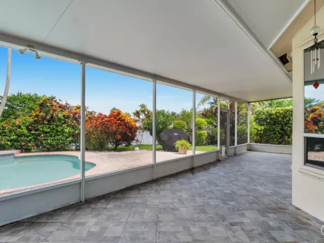 4-bedroom home for sale in Pembroke Pines - 2325 NW 186th Avenue - MondialRealty