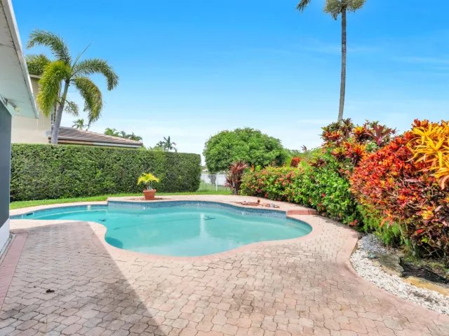 4-bedroom home for sale in Pembroke Pines - 2325 NW 186th Avenue - MondialRealty