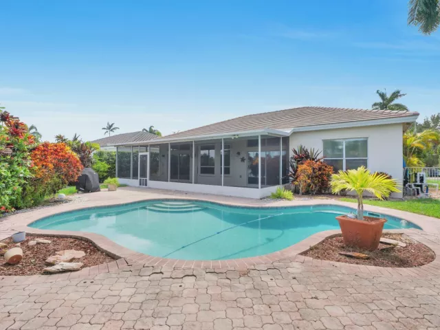 4-bedroom home for sale in Pembroke Pines - 2325 NW 186th Avenue - MondialRealty