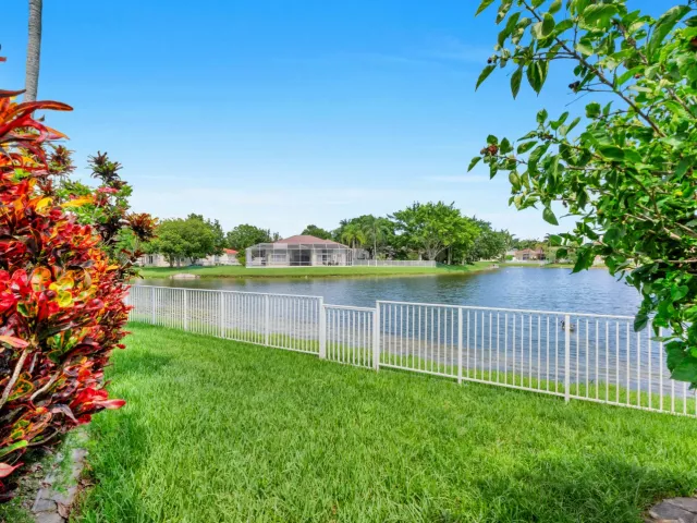 4-bedroom home for sale in Pembroke Pines - 2325 NW 186th Avenue - MondialRealty
