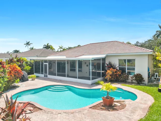 4-bedroom home for sale in Pembroke Pines - 2325 NW 186th Avenue - MondialRealty