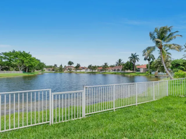 4-bedroom home for sale in Pembroke Pines - 2325 NW 186th Avenue - MondialRealty