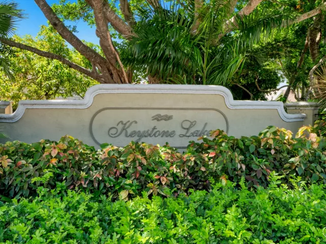 4-bedroom home for sale in Pembroke Pines - 2325 NW 186th Avenue - MondialRealty