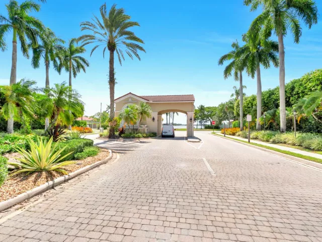 4-bedroom home for sale in Pembroke Pines - 2325 NW 186th Avenue - MondialRealty
