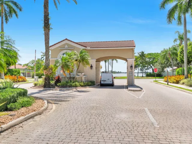 4-bedroom home for sale in Pembroke Pines - 2325 NW 186th Avenue - MondialRealty