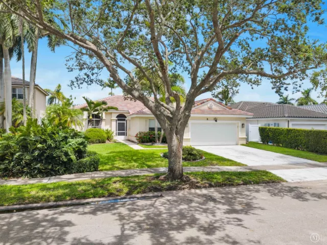 4-bedroom home for sale in Pembroke Pines - 2325 NW 186th Avenue - MondialRealty