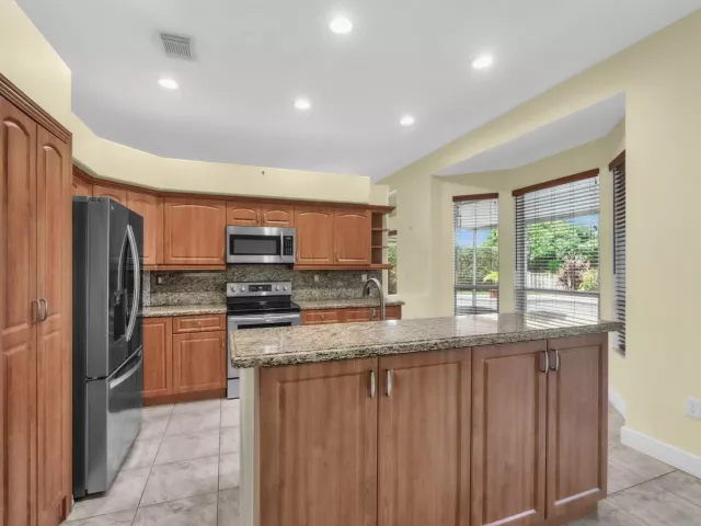 4-bedroom home for sale in Pembroke Pines - 2325 NW 186th Avenue - MondialRealty