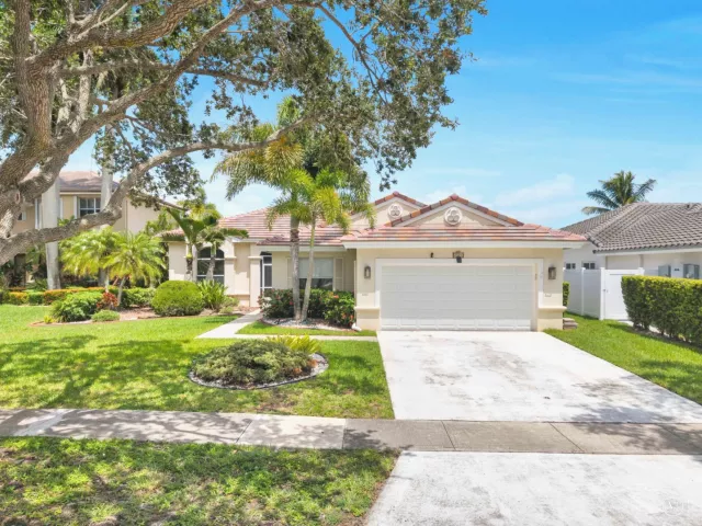 4-bedroom home for sale in Pembroke Pines - 2325 NW 186th Avenue - MondialRealty