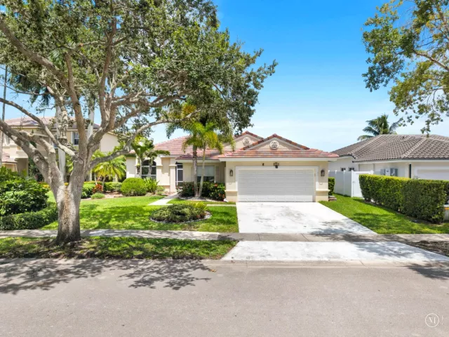 4-bedroom home for sale in Pembroke Pines - 2325 NW 186th Avenue - MondialRealty