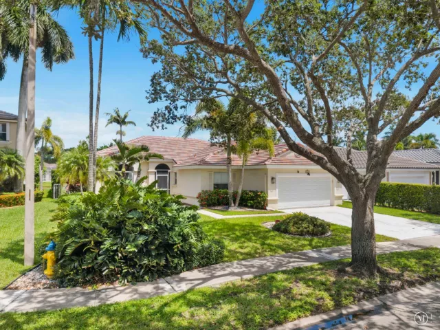 4-bedroom home for sale in Pembroke Pines - 2325 NW 186th Avenue - MondialRealty