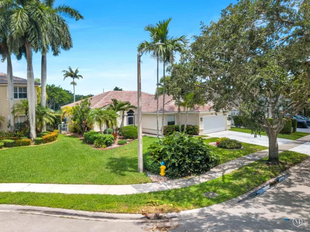 4-bedroom home for sale in Pembroke Pines - 2325 NW 186th Avenue - MondialRealty