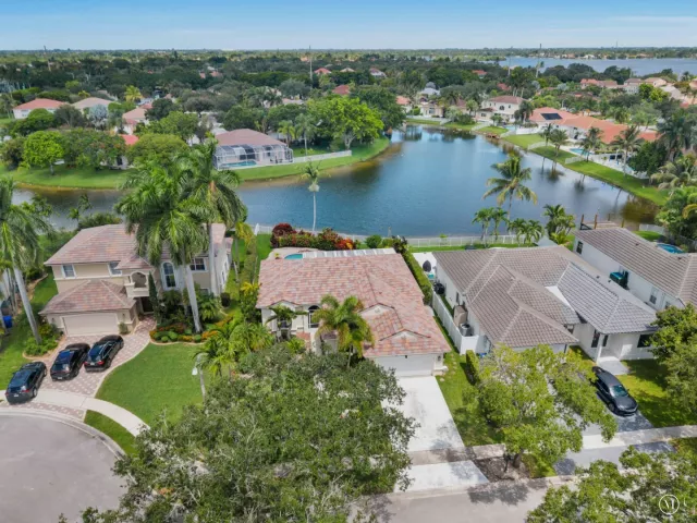 4-bedroom home for sale in Pembroke Pines - 2325 NW 186th Avenue - MondialRealty