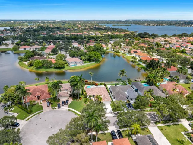 4-bedroom home for sale in Pembroke Pines - 2325 NW 186th Avenue - MondialRealty