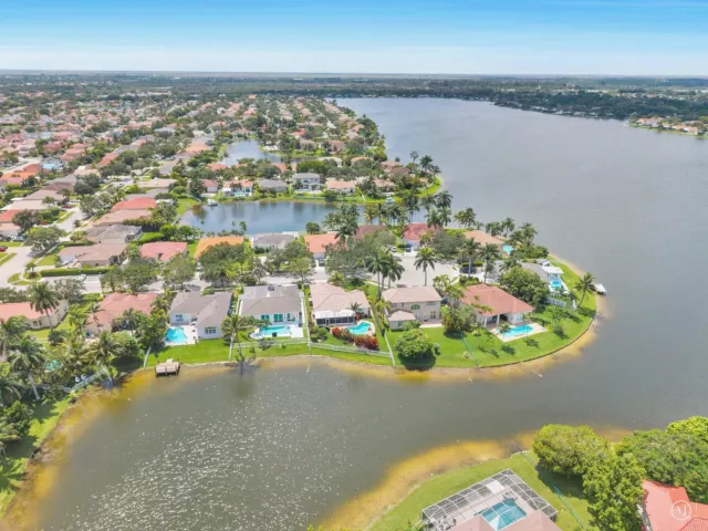 4-bedroom home for sale in Pembroke Pines - 2325 NW 186th Avenue - MondialRealty