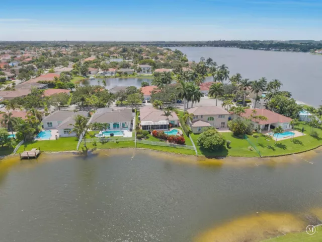 4-bedroom home for sale in Pembroke Pines - 2325 NW 186th Avenue - MondialRealty