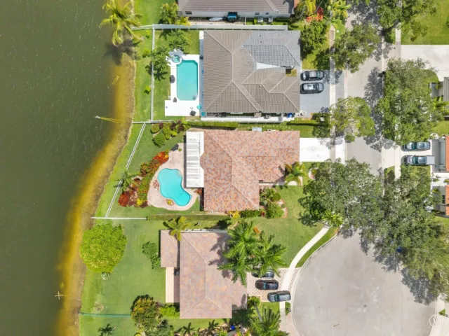 4-bedroom home for sale in Pembroke Pines - 2325 NW 186th Avenue - MondialRealty