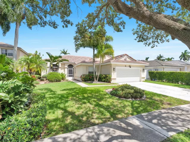 4-bedroom home for sale in Pembroke Pines - 2325 NW 186th Avenue - MondialRealty