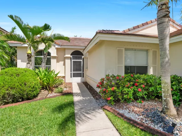 4-bedroom home for sale in Pembroke Pines - 2325 NW 186th Avenue - MondialRealty