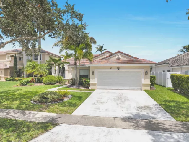 4-bedroom home for sale in Pembroke Pines - 2325 NW 186th Avenue - MondialRealty