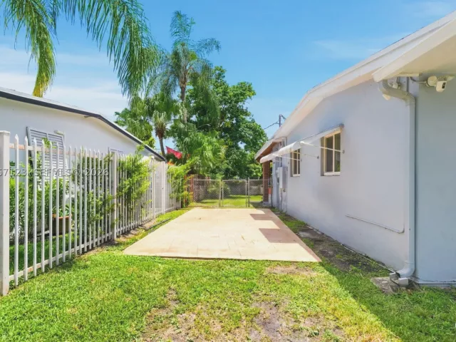 2-bedroom home for sale in Miami - 5525 SW 112th Ave - MondialRealty