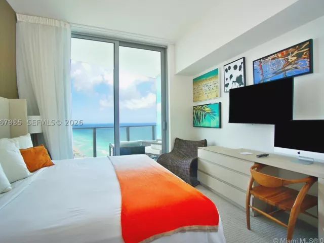 2-bedroom condo for sale in Hollywood - 4111 S Ocean Dr LPH6 - MondialRealty