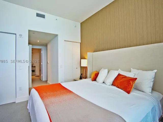 2-bedroom condo for sale in Hollywood - 4111 S Ocean Dr LPH6 - MondialRealty