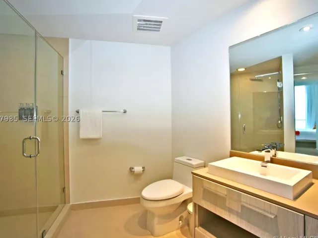 2-bedroom condo for sale in Hollywood - 4111 S Ocean Dr LPH6 - MondialRealty