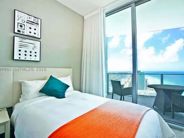 2-bedroom condo for sale in Hollywood - 4111 S Ocean Dr LPH6 - MondialRealty