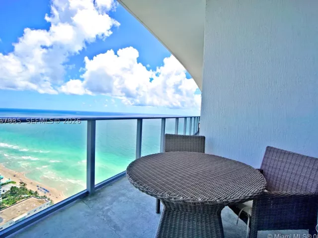 2-bedroom condo for sale in Hollywood - 4111 S Ocean Dr LPH6 - MondialRealty