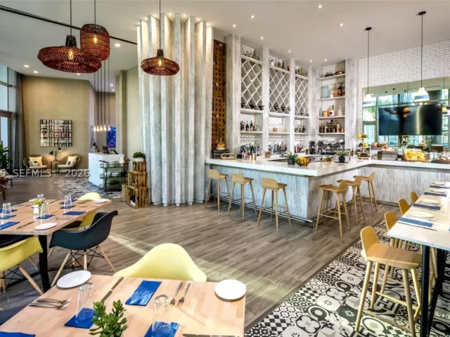 2-bedroom condo for sale in Hollywood - 4111 S Ocean Dr LPH6 - MondialRealty