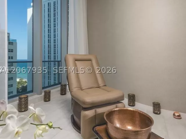 2-bedroom condo for sale in Hollywood - 4111 S Ocean Dr LPH6 - MondialRealty