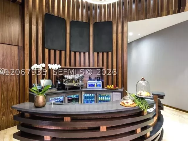 2-bedroom condo for sale in Hollywood - 4111 S Ocean Dr LPH6 - MondialRealty