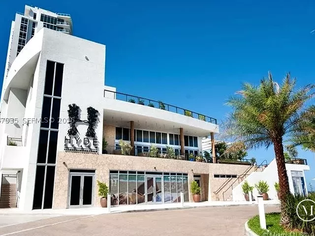 2-bedroom condo for sale in Hollywood - 4111 S Ocean Dr LPH6 - MondialRealty