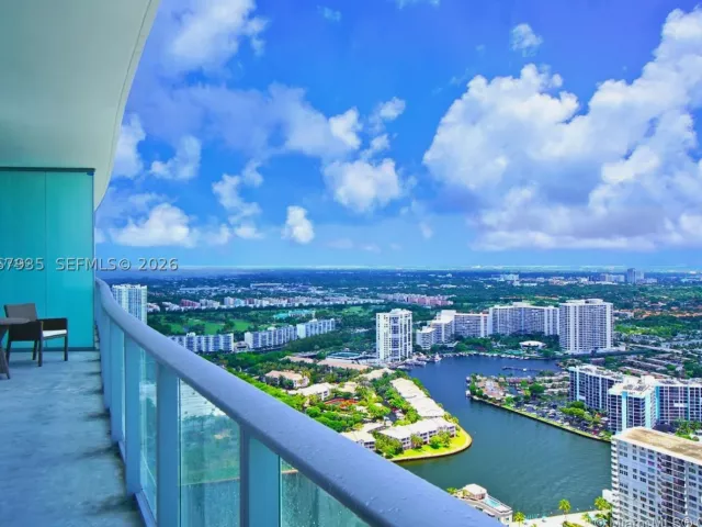 2-bedroom condo for sale in Hollywood - 4111 S Ocean Dr LPH6 - MondialRealty