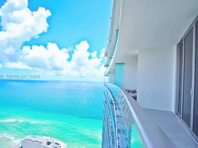 2-bedroom condo for sale in Hollywood - 4111 S Ocean Dr LPH6 - MondialRealty