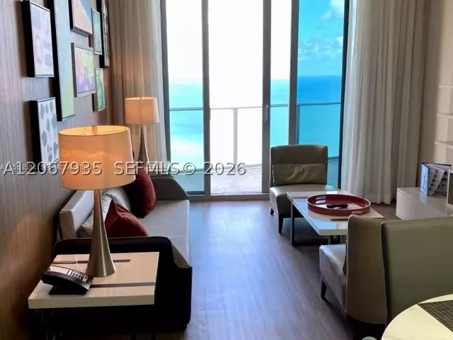 2-bedroom condo for sale in Hollywood - 4111 S Ocean Dr LPH6 - MondialRealty