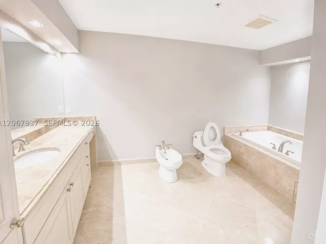 3-bedroom home for sale in Hollywood - 3501 N Ocean Dr V1 - MondialRealty