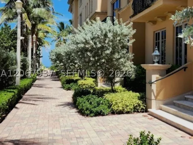 3-bedroom home for sale in Hollywood - 3501 N Ocean Dr V1 - MondialRealty