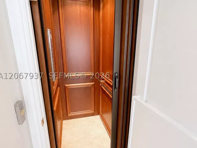 3-bedroom home for sale in Hollywood - 3501 N Ocean Dr V1 - MondialRealty